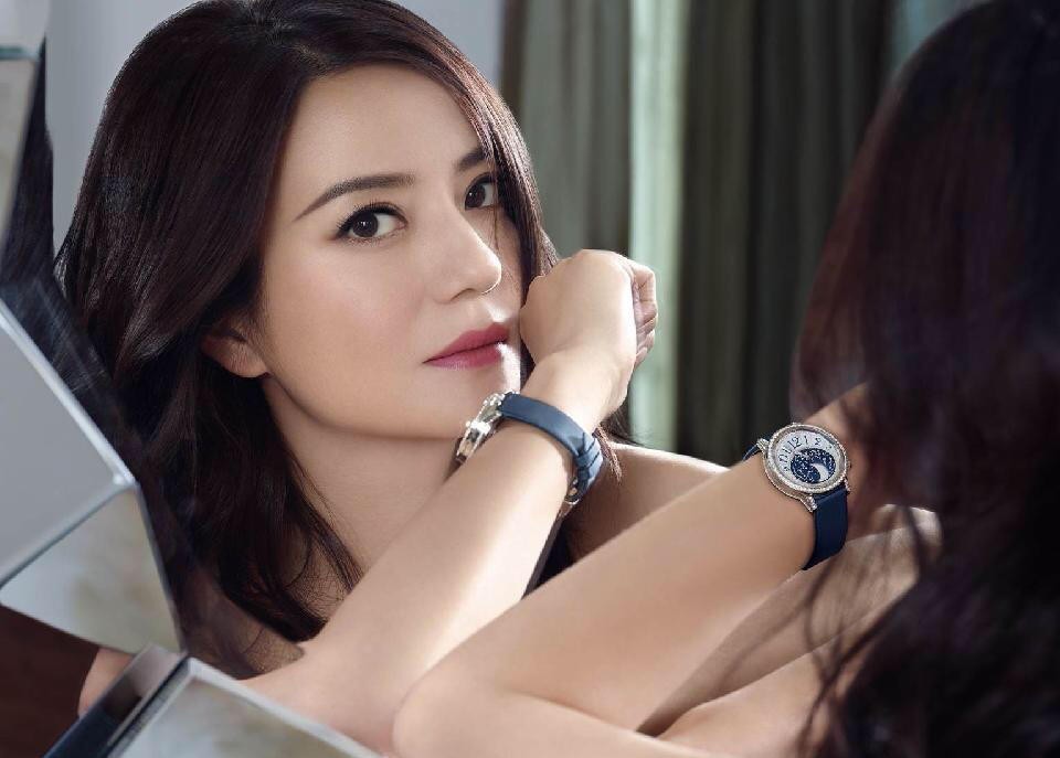 赵薇置身简约空间姿态舒展，展现自信从容的现代女性风采