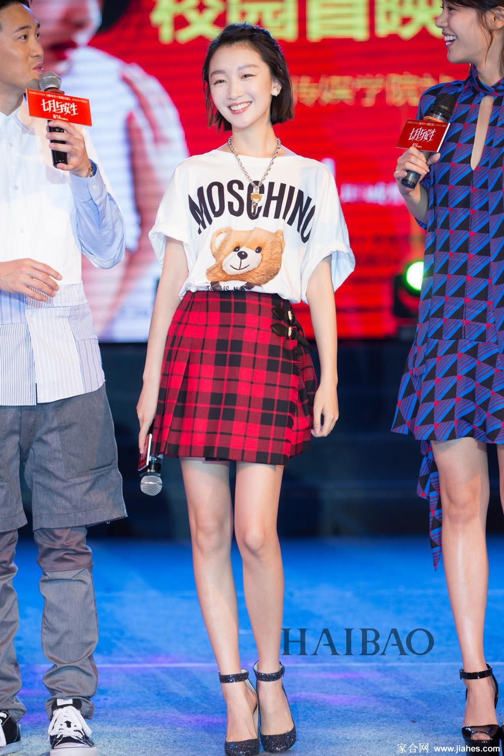 周冬雨于红毯中央驻足，包臀短裙勾勒窈窕曲线，在镜头前展露从容微笑