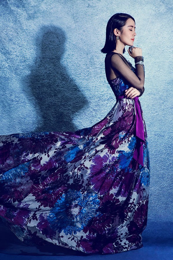 车永莉置身于光影交织的梦幻场景中，笑容温暖而迷人