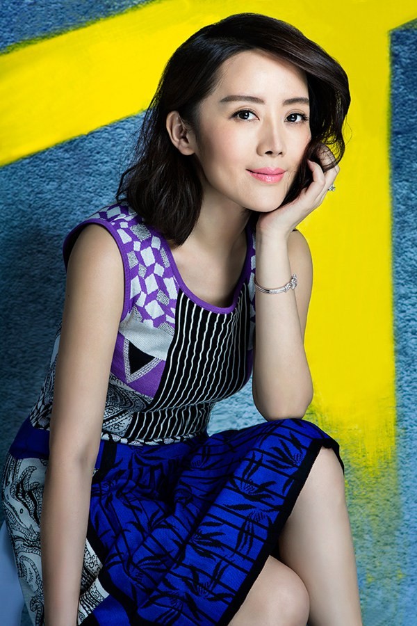 车永莉身着绿色飘逸长裙静坐，散发宁静温柔的春日气息