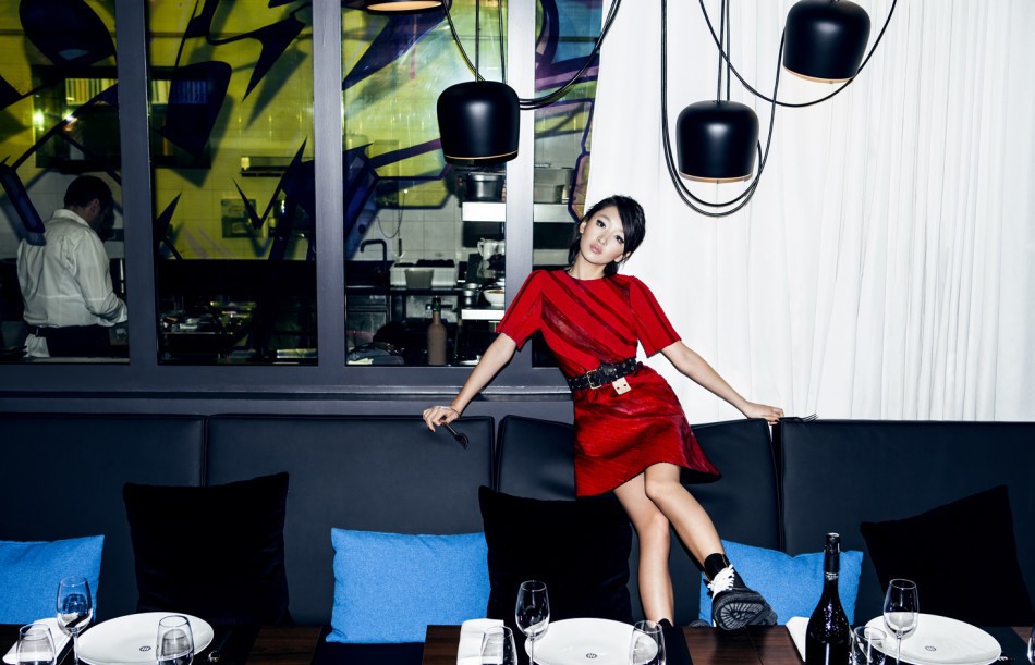 周冬雨特写镜头下诠释摇滚妆容精髓，眉宇间尽显个性与不妥协态度