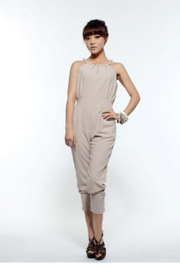 邓家佳侧身而立，裸色长裙衬托优雅身姿，静谧中散发着温柔而坚定的女性力量