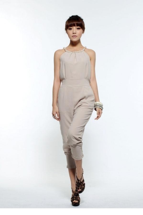 邓家佳展露明媚笑容，在裸色背景前翩然转身，裙摆轻扬间尽显轻盈与欢愉