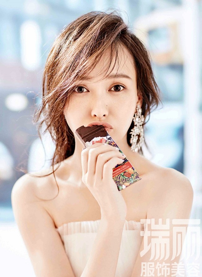 请在此处填写第一张图片的生动描述，例如：唐嫣身着浅色连衣裙在阳光下回眸浅笑