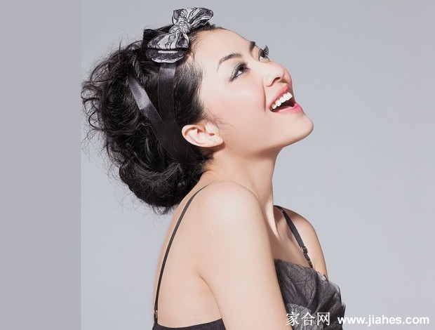 熊黛林着深V长裙展现经典超模风采