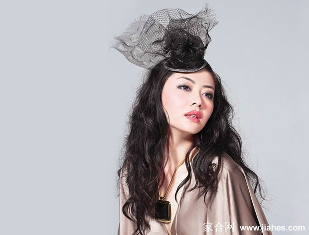 熊黛林身着黑色紧身猫女装侧身展现完美曲线