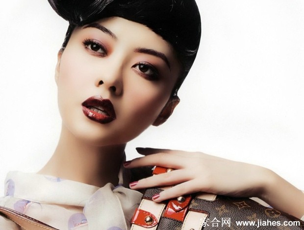 熊黛林时尚大片展现摩登都市女郎风范