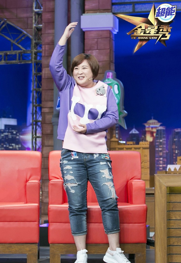 贾玲模仿经典影视剧姿势，赵丽颖配合演出，两人戏精上身