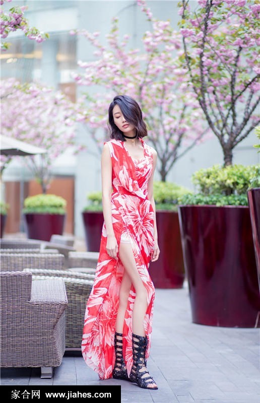 李斯羽倚靠墙角，雪纺裙的褶皱与她的曲线完美融合，演绎静谧的时尚画面