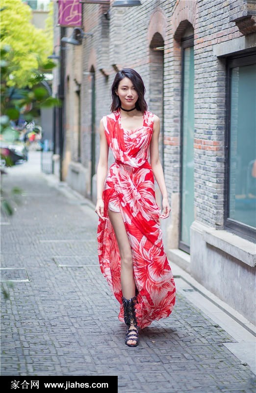 李斯羽侧身回眸，飘逸的雪纺长裙随风轻扬，阳光为她镀上一层温柔光晕