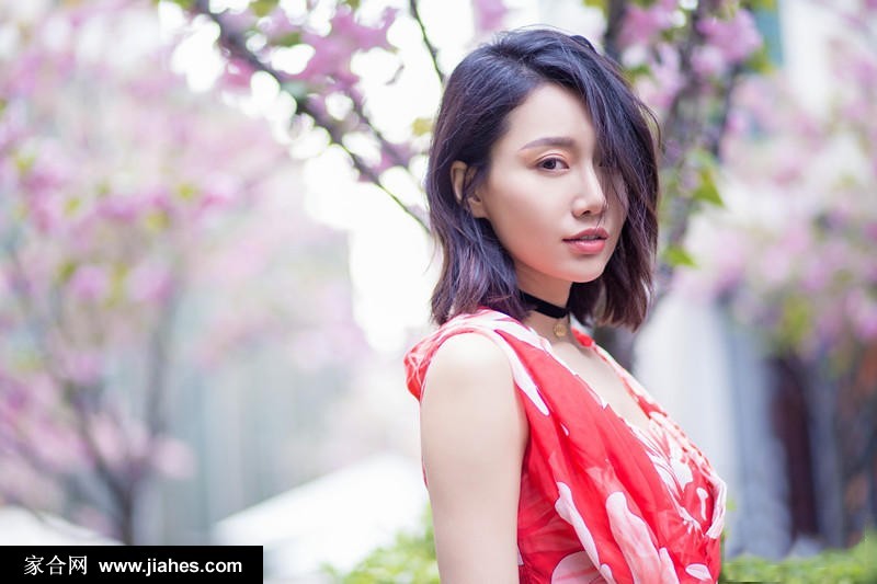 李斯羽漫步于光影间，裙摆如云雾般铺开，展现出慵懒而高贵的名模范儿