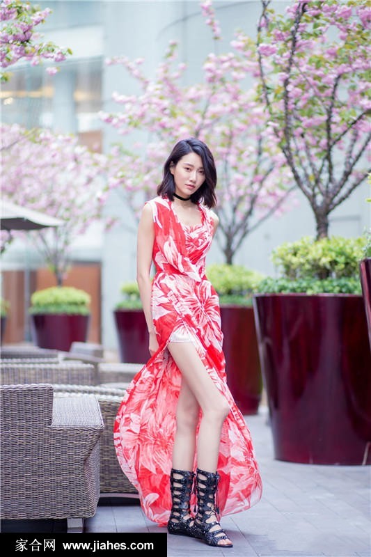 近距离特写李斯羽的优雅侧颜，轻薄的雪纺面料映衬出她精致的面部轮廓