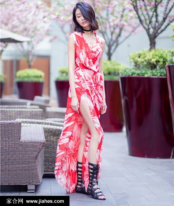 李斯羽迎着风闭上双眼，享受此刻宁静，长裙与发丝共同舞出一曲光影之歌