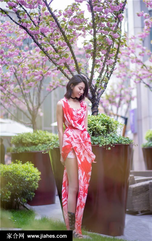 李斯羽在镜头前展开双臂，长裙袖口如翅膀般张开，仿佛下一秒便要翩翩起舞