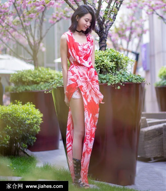 李斯羽背对镜头轻抚长发，长裙的背部设计细节与她的完美背影构成动人景致