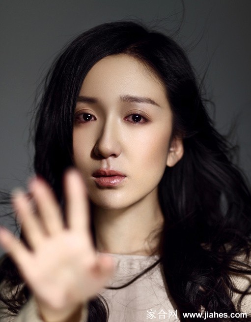 娄艺潇一袭暖橘调长裙翩然转身，裙摆漾开动人涟漪，回眸瞬间眼神深邃似藏有万千故事