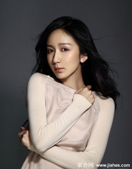 柔粉色光影中娄艺潇闭目聆听，纤长睫毛如蝶翼，沉浸在自我世界的安然与美好之中