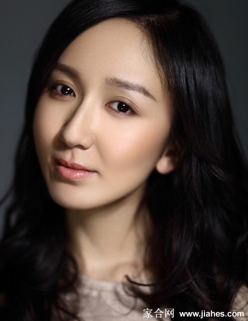 娄艺潇置身纯净米白空间，光影雕琢完美侧颜，神情恬淡柔和，诠释极简美学下的高级温柔