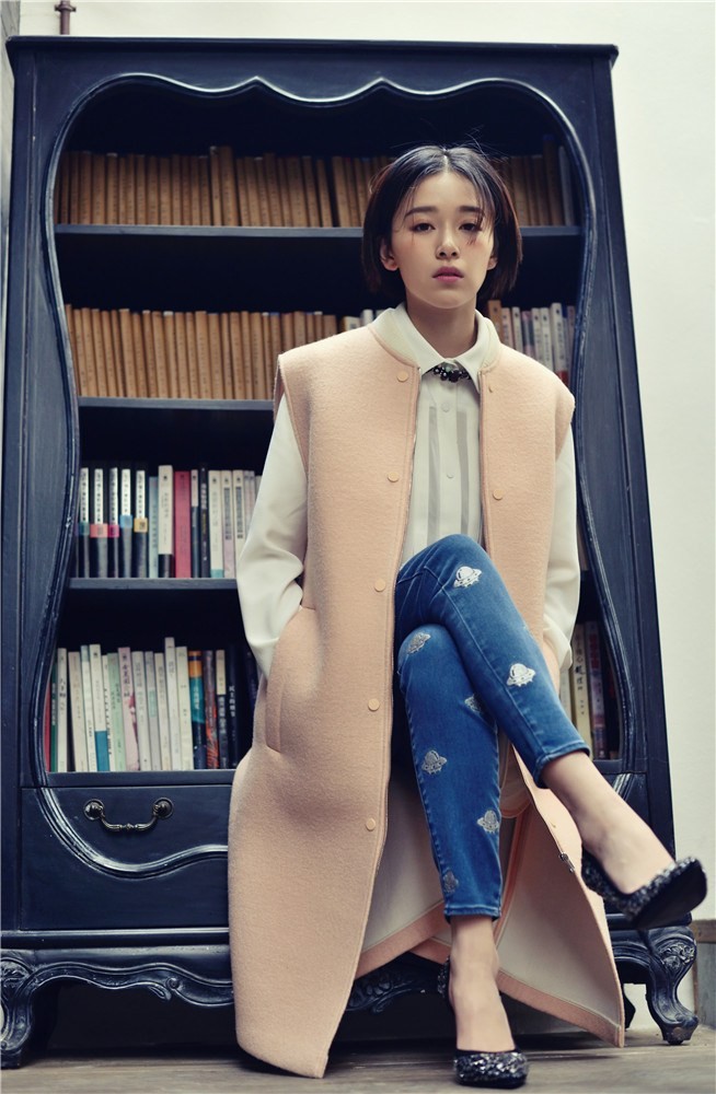 阚清子微闭双眼轻嗅怀中白色雏菊花束，阳光洒落脸庞嘴角泛起沉醉笑意