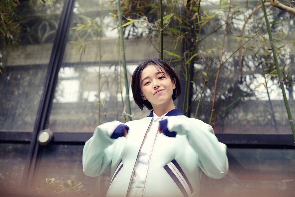 阚清子怀抱洁白雏菊花束立于微风之中裙裾飞扬笑容灿烂如春日暖阳