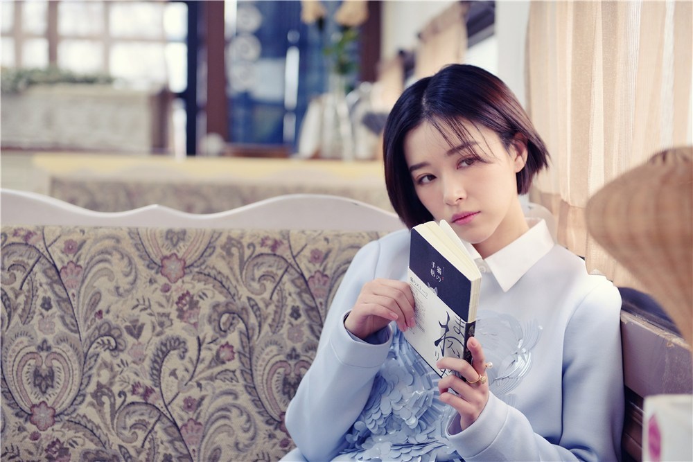 阚清子以雏菊花束轻遮半张脸露出明媚双眸与甜美笑容尽显俏皮