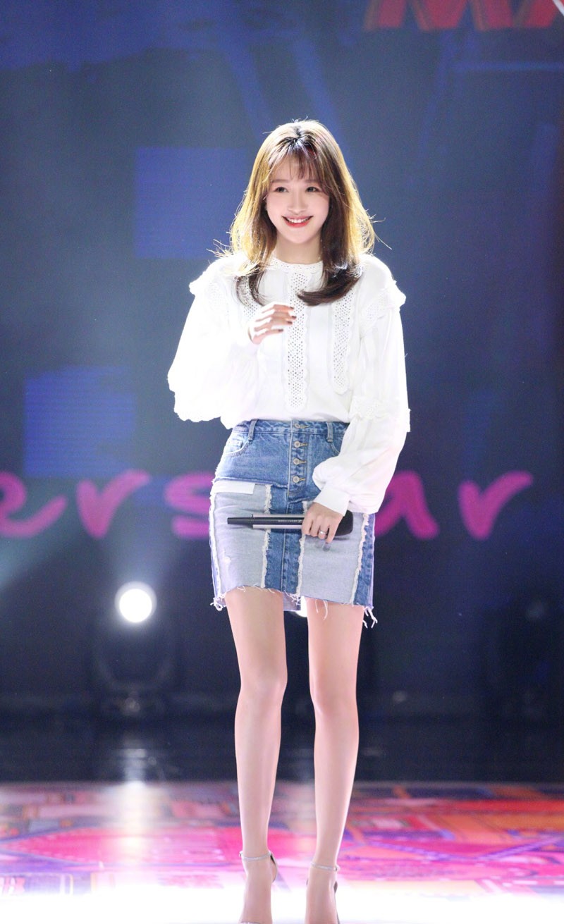 镜头特写孙怡下半身，牛仔百褶短裙与纤细脚踝相得益彰，尽显腿部精致细节