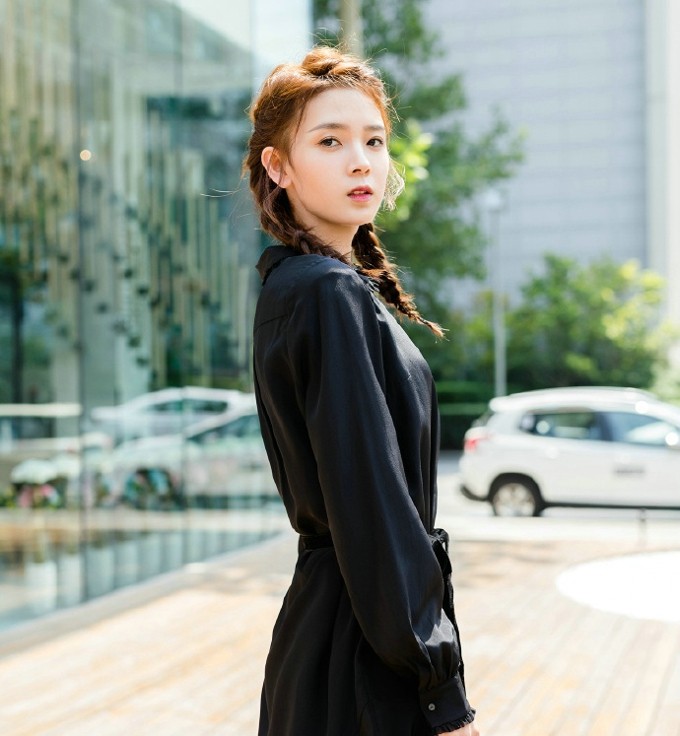 光影中的侧颜轮廓，小丁猫于暗处独坐，神秘与故事感交织