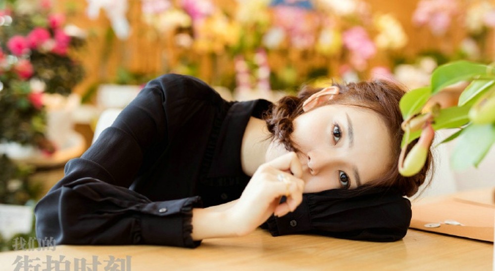 陈瑶小丁猫造型全身照，立于复古场景中，气场强大掌控全局