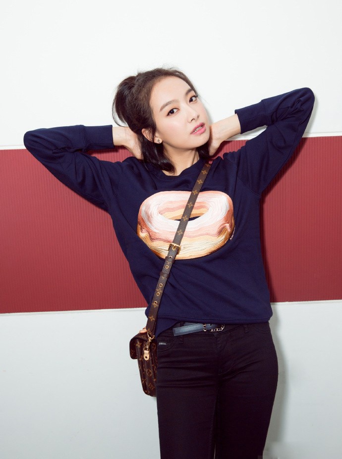 宋茜眼神穿透镜头，散发深邃迷人魅力