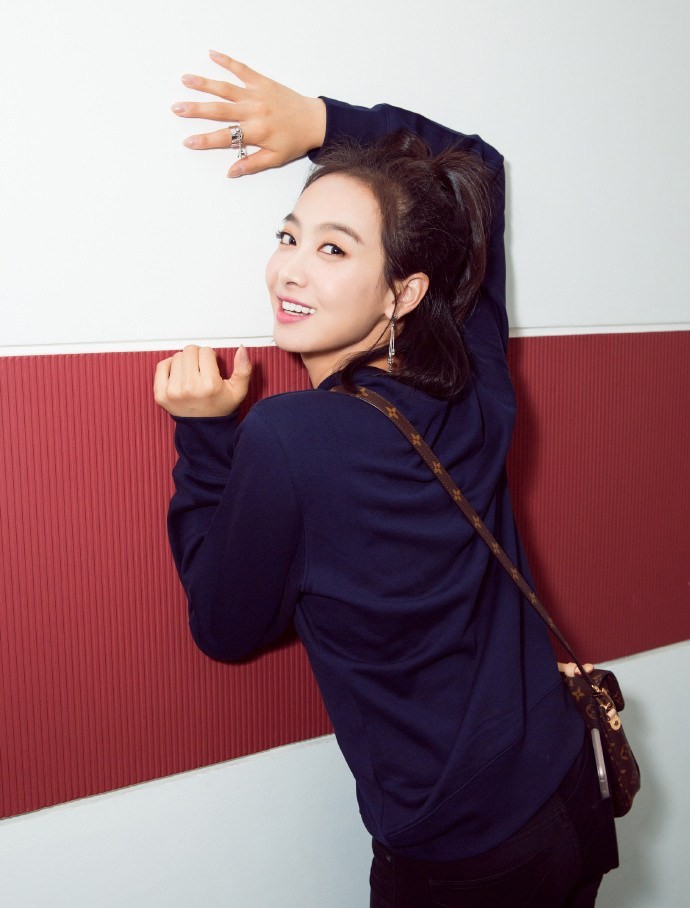 宋茜举止优雅姿态从容，尽显时尚表现力