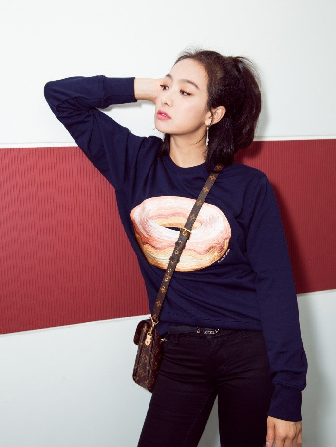 宋茜九宫格封面照，气场全开定格经典