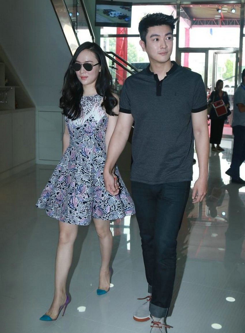 霍思燕戴黑色墨镜优雅亮相 与杜江十指紧扣漫步街头