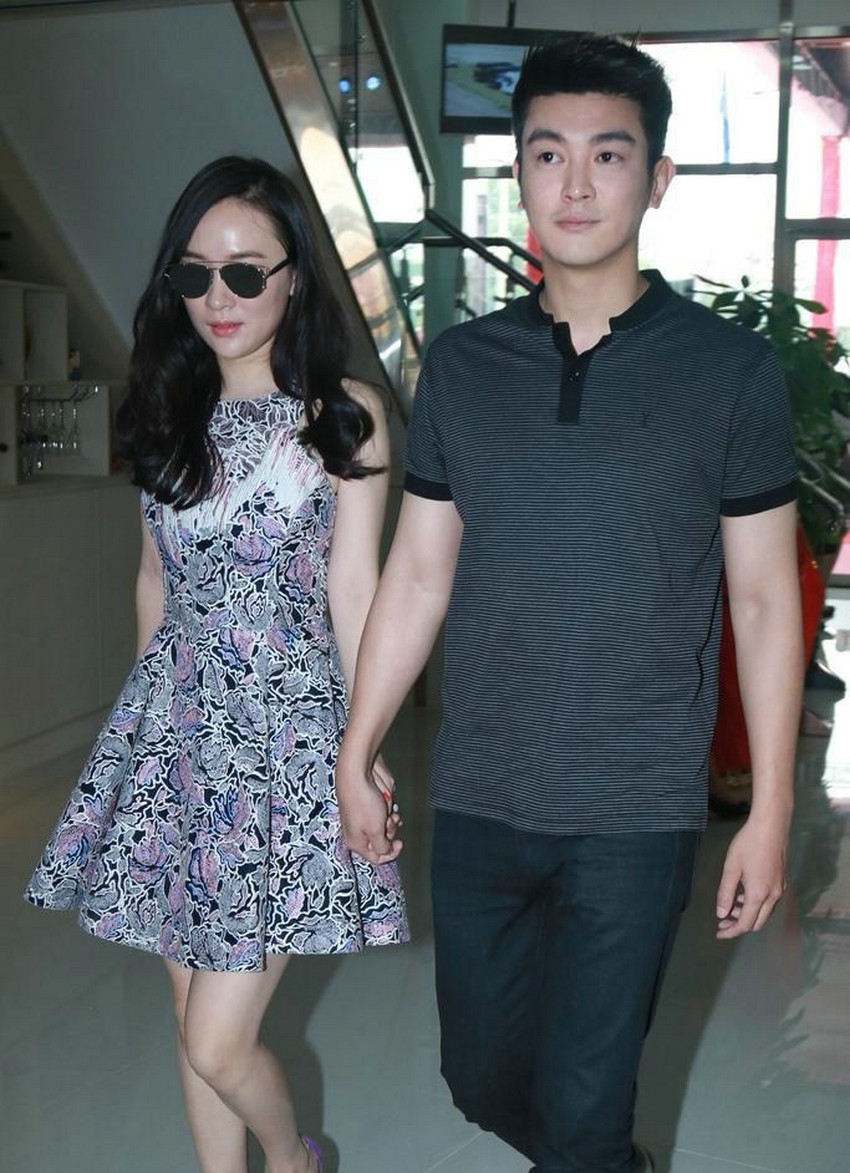 阳光下拉长的甜蜜身影 霍思燕杜江宛如热恋中的情侣