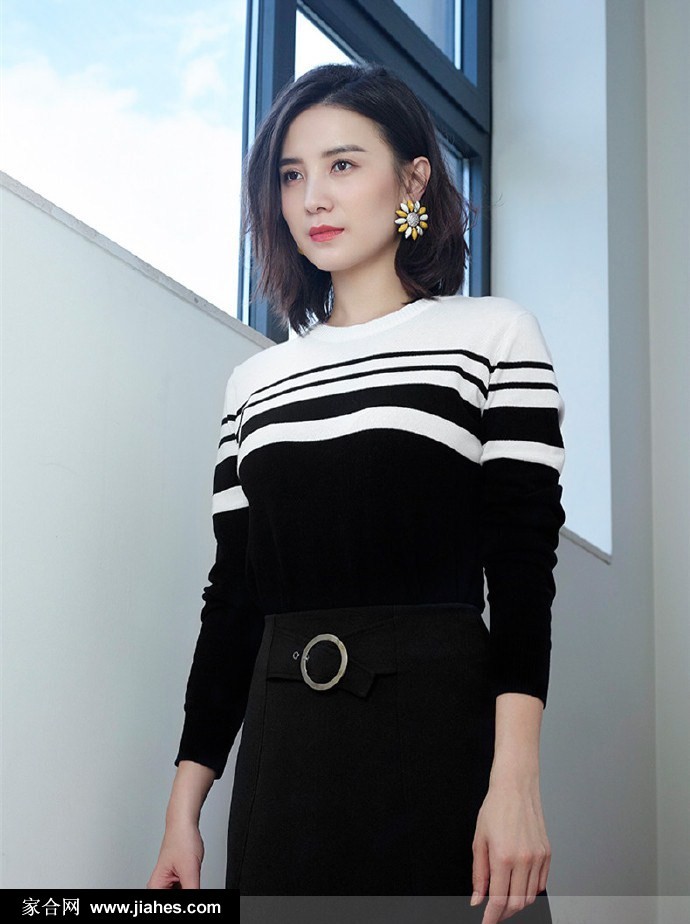 宋佳侧身展示条纹衫的立体剪裁，光影交错间尽显优雅身姿与从容神态