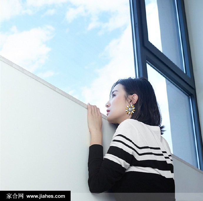 小宋佳身穿经典黑白条纹衫搭配设计感下装，展现简约高级的时尚魅力