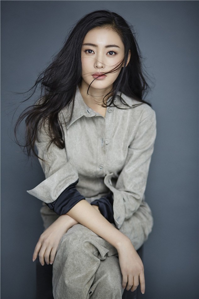 张天爱身着利落白色衬衫，短发造型清爽帅气，眼神坚定展露中性风范