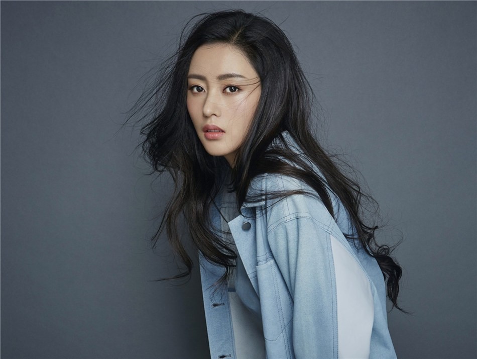 张天爱眼神深邃望向镜头，帅气短发与简约着装聚焦于面部轮廓与情绪表达