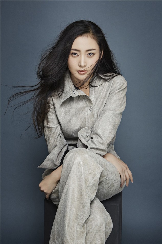 张天爱身着深色礼服置身古典景致，低头瞬间氛围感十足，故事感满满