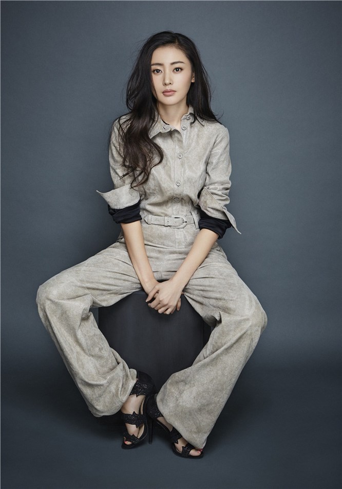 张天爱长发披肩回眸凝视，黑色西装衬托出兼具干练与柔美的独特气质