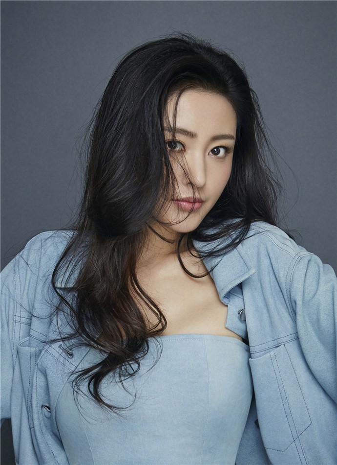 张天爱佩戴独特黑色头套与复古发辫，创意造型凸显前卫不羁的时尚态度