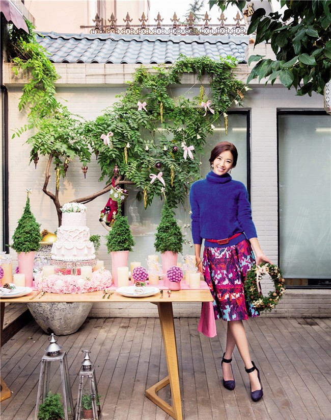 张子萱身着简约服饰立于窗边，柔和光线轻抚侧脸，笑容温婉眼神清澈