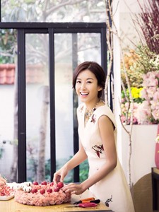 张子萱低头浅笑发丝自然垂落，静谧氛围中流露动人温柔