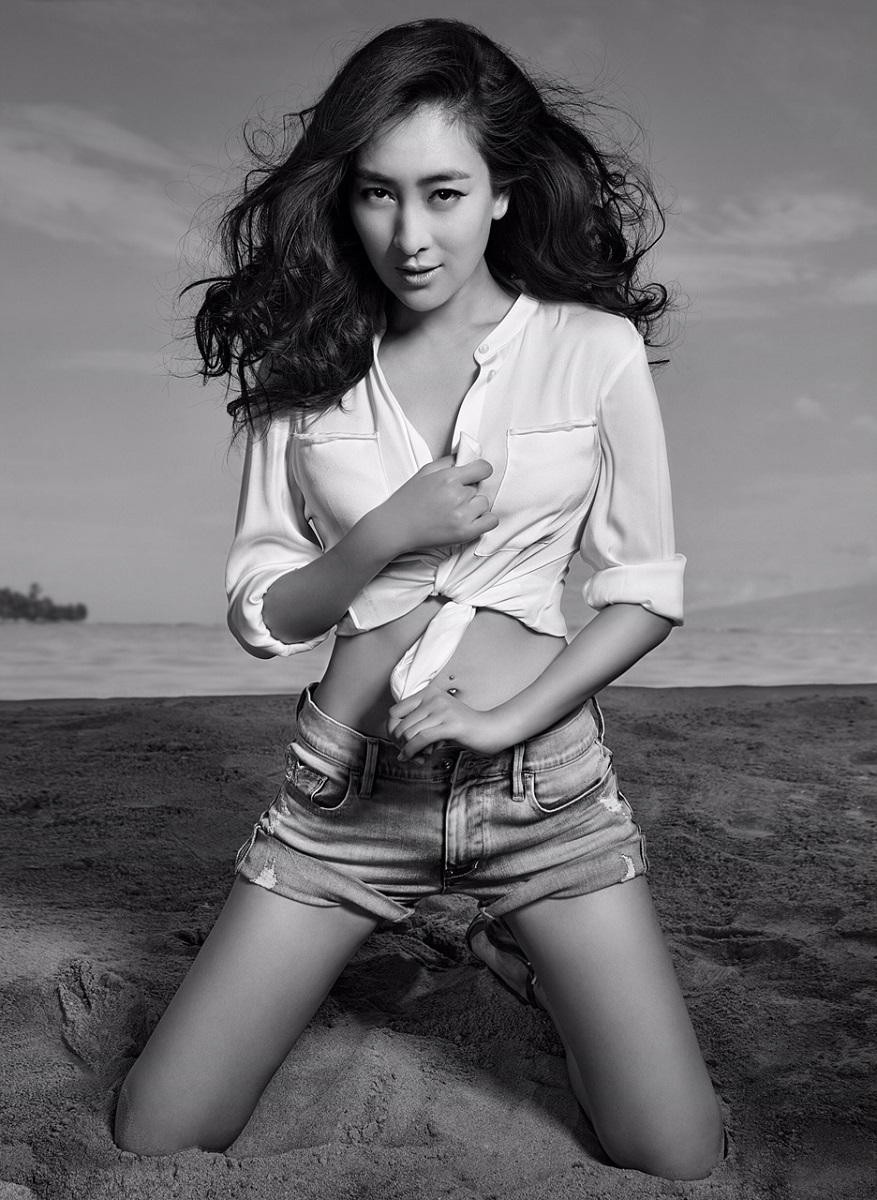 马苏侧身凝望，黑色礼服勾勒出优雅曼妙的身体曲线，眼神深邃而富有叙事感