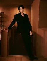 魏大勋与宋威龙并肩而坐于沙发，两人风格迥异却同样出众，构成一幅极具故事感的同框画面