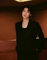 魏大勋面带温润笑容与现场互动，手持话筒的手指修长，尽显轻熟龄男性的从容与亲和力