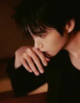 魏大勋与现场友人交流，姿态放松且彬彬有礼，展现出其绅士风度中自然亲切的一面