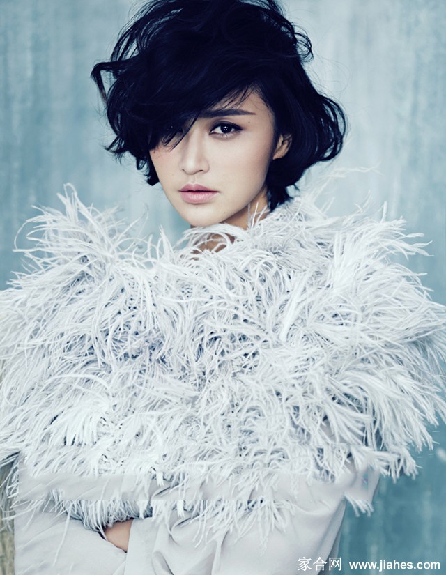 暖色调光影中张歆艺身着丝质长袍倚靠，神情慵懒散发迷人感性气息