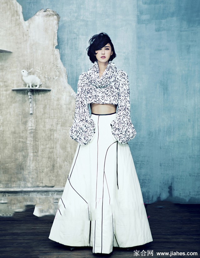 张歆艺身着黑色礼服侧身凝视，裙摆如绽放的夜之花，眼神深邃而坚定