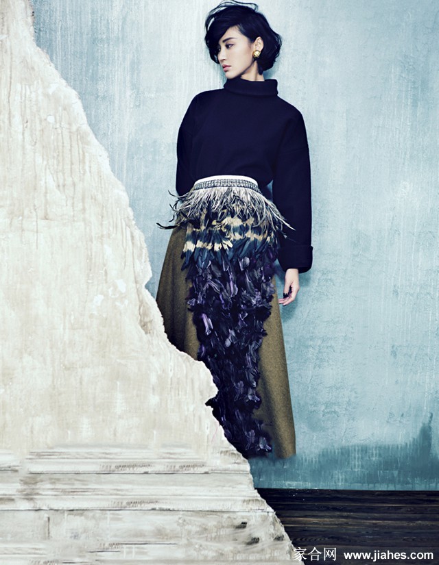 张歆艺以复古波浪发型出镜，红唇浅笑间复刻经典时代风华