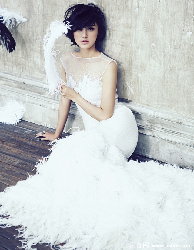 张歆艺身穿廓形大衣立于镜头前，姿态飒爽眼神穿透力十足